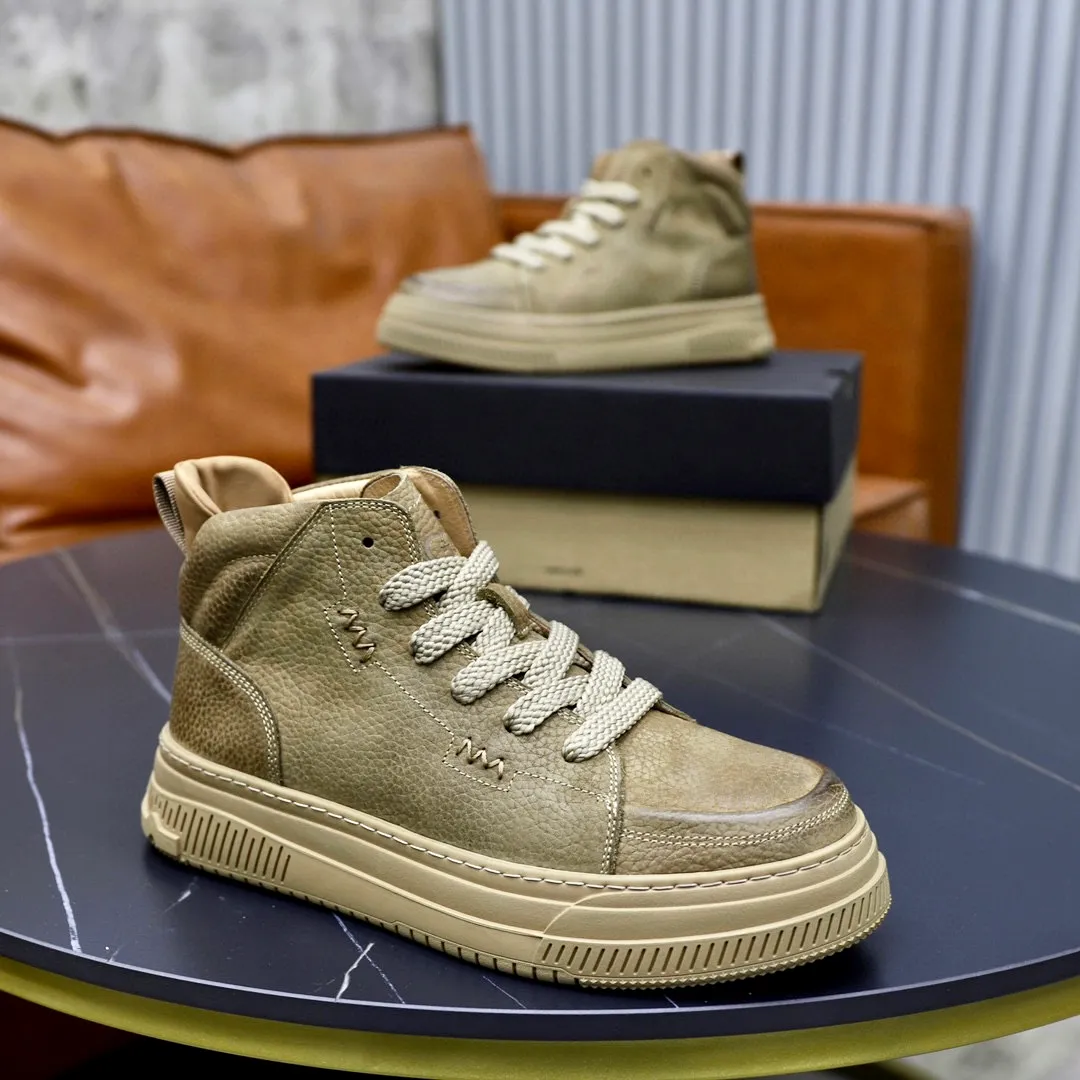Ex-factory price: 640💰Thick wool imported from Australia Brand: UGG genuine purchasing agent Size: 38-44 Grade: Official website 1:1 Material: First layer of genuine leather waterproof and antifreeze upper Real wool lining Original non-slip soft wear-resistant outsole Style category: Men's casual shoes Trendy style Comfortable on the feet Color: Official website color synchronization